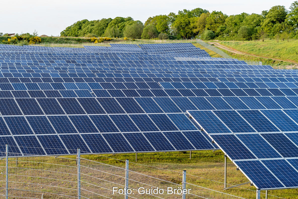 Freiflächen-Photovoltaikanlage in einer ehemaligen Kiesgrube