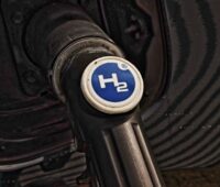 Eine Zapfpistole für Wasserstoff mit der Aufschrift H2.