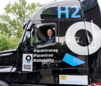 Bayern Minister Auwanger blickt aus einer Lkw-Zugmaschine.