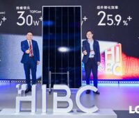 Im Bild die Präsentation vom HIBC-Photovoltaikmodul auf dem Messestand von Longi bei der SNEC.