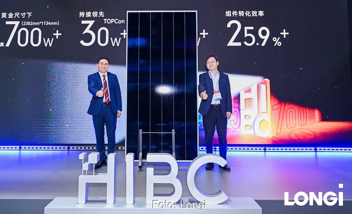 Im Bild die Präsentation vom HIBC-Photovoltaikmodul auf dem Messestand von Longi bei der SNEC.