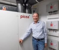 Zu sehen ist ein Kunde mit seiner Heizung von HPS Home Power Solutions.