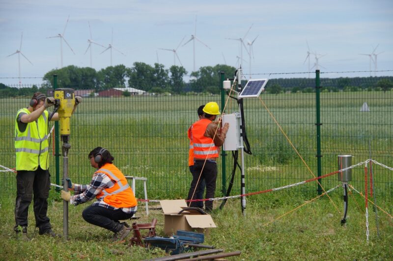 Zu sehen sind Forschenden, die eine Klimastation im Solarpark Weesow-Wilmersdorf erreichten, mit der sie die Auswirkung der Photovoltaik-Module auf die Austrocknung des Bodens untersuchen wollen.