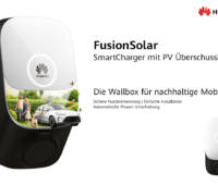 Zu sehen ist links im Bild die neue FusionSolarwallbox von Huwei die geöffnet ist. In der Öffnung ist wiederum ein Bild mit einer jungen Familie, die im Garten neben einem Auto steht. Rechts im Bild steht u.a. geschrieben: FusionSolar - SmartCharger mit PV Überschussladen. Die Wallbox für nachhaltige Mobilität.