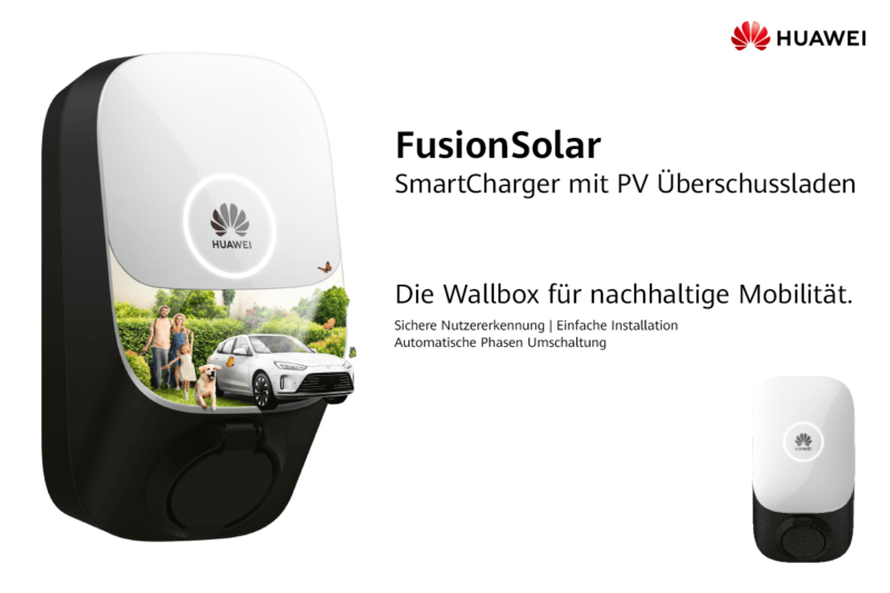 Zu sehen ist links im Bild die neue FusionSolarwallbox von Huwei die geöffnet ist. In der Öffnung ist wiederum ein Bild mit einer jungen Familie, die im Garten neben einem Auto steht. Rechts im Bild steht u.a. geschrieben: FusionSolar - SmartCharger mit PV Überschussladen. Die Wallbox für nachhaltige Mobilität.