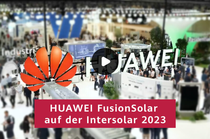 Gezeigt wird der Messestand von Huawei mit Menschen auf der Intersolar 2023. Das Bild ist mit einem Pfeil gekennzeichnet, da es auf ein Video verweist über Huawei FusionSolar.