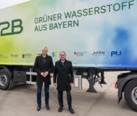 Im Bild Bayerns Wirtschaftsminister Hubert Aiwanger (rechts) und Dr. Tobias Brunner, Geschäftsführer Hy2B Wasserstoff GmbH. Ein netzdienlicher Elektrolyseur wurde eingeweiht.