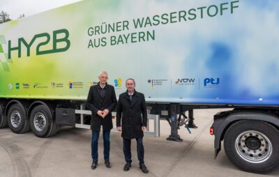 Im Bild Bayerns Wirtschaftsminister Hubert Aiwanger (rechts) und Dr. Tobias Brunner, Geschäftsführer Hy2B Wasserstoff GmbH. Ein netzdienlicher Elektrolyseur wurde eingeweiht.