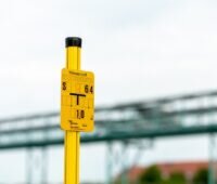 Zu sehen ist ein Hinweisschild für eine Wasserstoffversorgungsleitung vom Wasserstoff-Netzwerk Hypos.