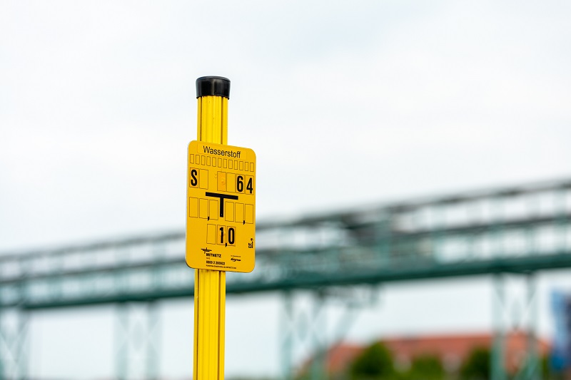 Zu sehen ist ein Hinweisschild für eine Wasserstoffversorgungsleitung vom Wasserstoff-Netzwerk Hypos.