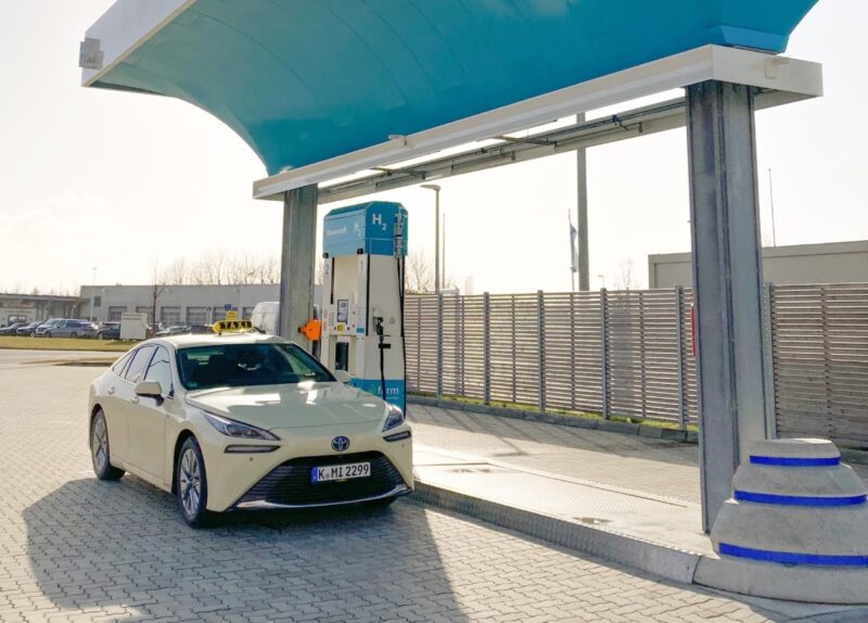 Der Toyota Mirai 2 als Taxiausführung, hier an der eFarm-Tankstelle in Niebüll.