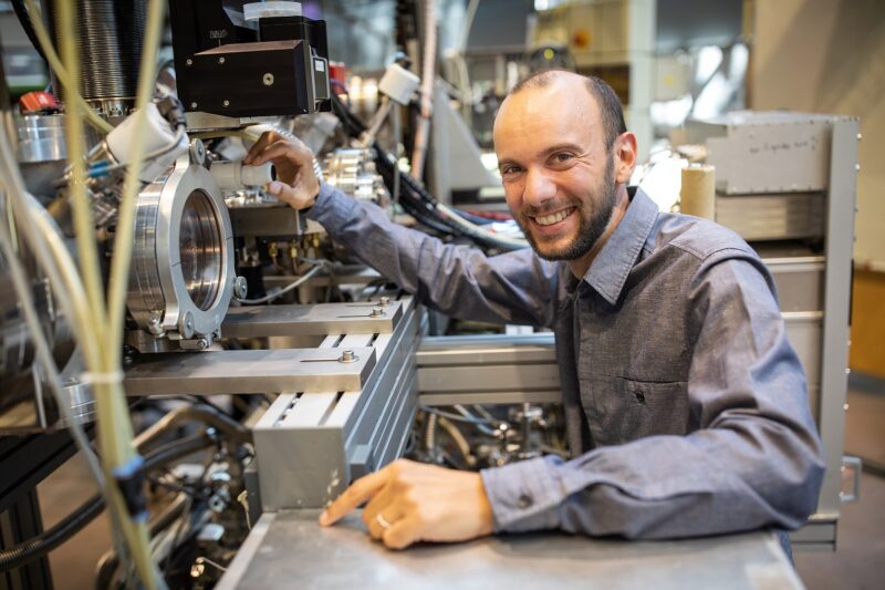 Zu sehen ist Dr. Tristat Petit, der einen ERC Starting Grant erhält, im Labor.