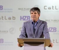 Zu sehen ist Bernd Rech, wissenschaftlicher Geschäftsführer des HZB, bei der Einweihung vom Katalysezentrum CatLab.