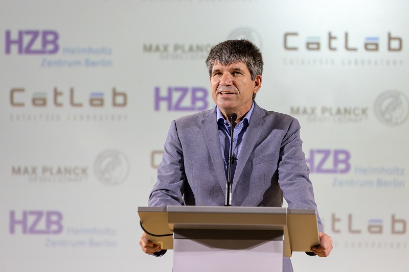 Zu sehen ist Bernd Rech, wissenschaftlicher Geschäftsführer des HZB, bei der Einweihung vom Katalysezentrum CatLab.