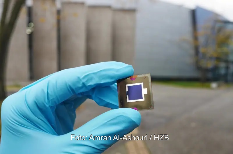 Zu sehen ist eine Hand in Handschuhen, die eine Perowskit-Solarzellen hält. Die Perowskit-Solarzellenforschung verfügt nun über eine Datenbank.