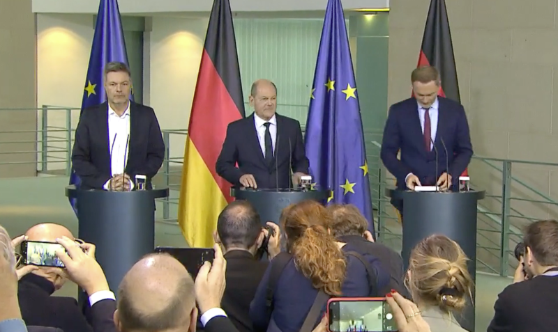 Robert Habeck, Olaf Scholz, Christian Lindner bei einem Pressestatement zum Bundesverfassungsgerichtsurteil