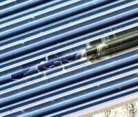 Ein Solarkollektor mit gebrochenem Glas.