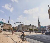 Der Hamburger Jungfernstieg mit Fahrradfahrern.