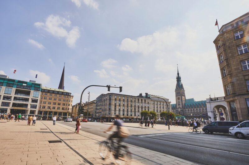 Der Hamburger Jungfernstieg mit Fahrradfahrern.