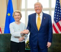 Handschlag zwischen Ursula von der Leyen und Donald Trump zur Besiegelung des Energie versuch Zoll-Rabatt-Deals im Wert von 750 Milliarden US-Dollar.
