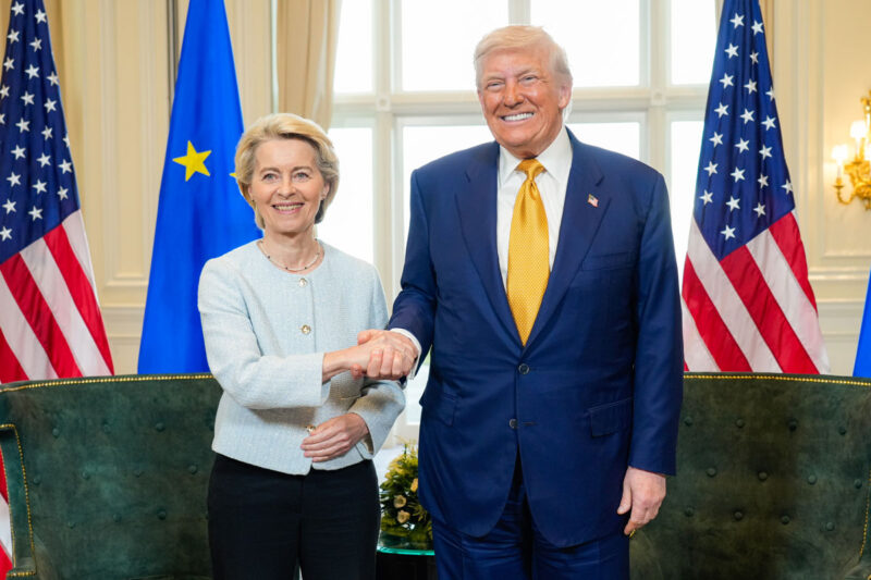 Handschlag zwischen Ursula von der Leyen und Donald Trump zur Besiegelung des Energie versuch Zoll-Rabatt-Deals im Wert von 750 Milliarden US-Dollar.