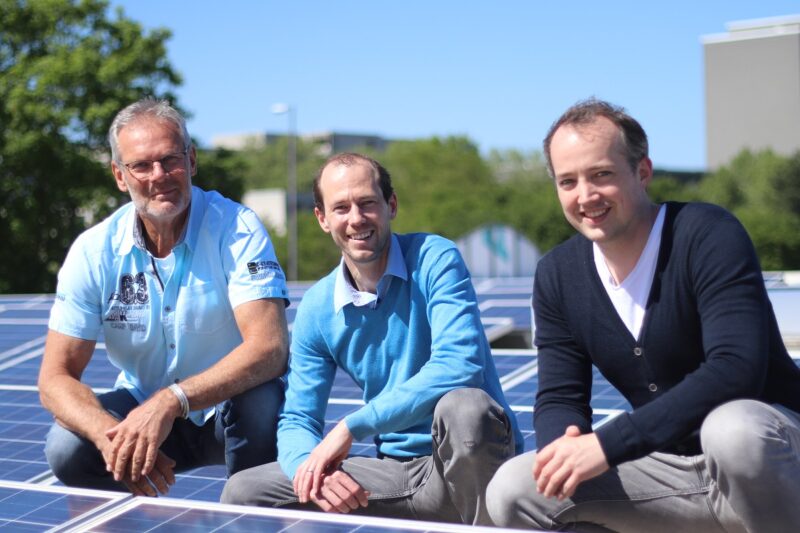 Zu sehen sind die drei Geschäftsführer von Installion Claus Wohlgemuth, Florian Meyer-Delpho und Till Pirnay, die den Handwerkermangel in der Photovoltaik beheben wollen.