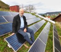Hans-Josef Fell sagt im Solarserver-Interview, das die Börsenvermarktung von Ökostrom falsch ist. Ökostromproduzenten sollten die günstigen Preise direkt an die Verbraucher:innen weitergeben.