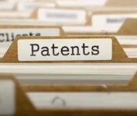 Die Hanwha Solutions Corporation, Muttergesellschaft von Qcells, hat mitgeteilt, dass das Patent Trial and Appeal Board (PTAB) des US-Patentamts am 9. Dezember 2022 eine für Hanwha Solutions positive Entscheidung in einem Inter-Partes-Review-Verfahren gegen das US-Patent Nr. 10.749.060 von REC Solar getroffen hat.