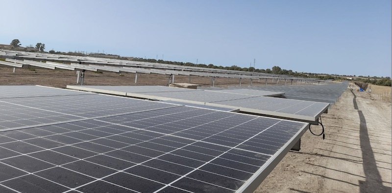 Zu sehen ist ein Photovoltaik-Solarpark von Q Cells in Spanien. Mit der Übernahmen von RES France wird das Frankreichgeschäft gestärkt.
