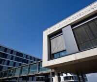 Im Bild ist das F&E-Zentrum der Hanwha Solutions Tochter Qcells in Thalheim in Deutschland als Symbol für die Einigung mit Trina Solar im Patentstreit.