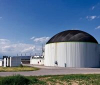 Im Bild eine Biogasanlage, deren Bau durch die geplante Novelle der TA Lärm in dörflichen Wohngebieten zukünftig erschwert werden könnte.