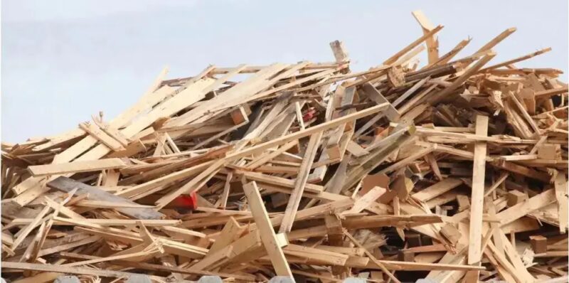 Ein Haufen Holzstücke, Altholz