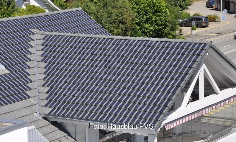Im Bild ein Dach mit dem Solarziegel Pan32, dachintegrierte Photovoltaik-Systeme sehen gut aus.