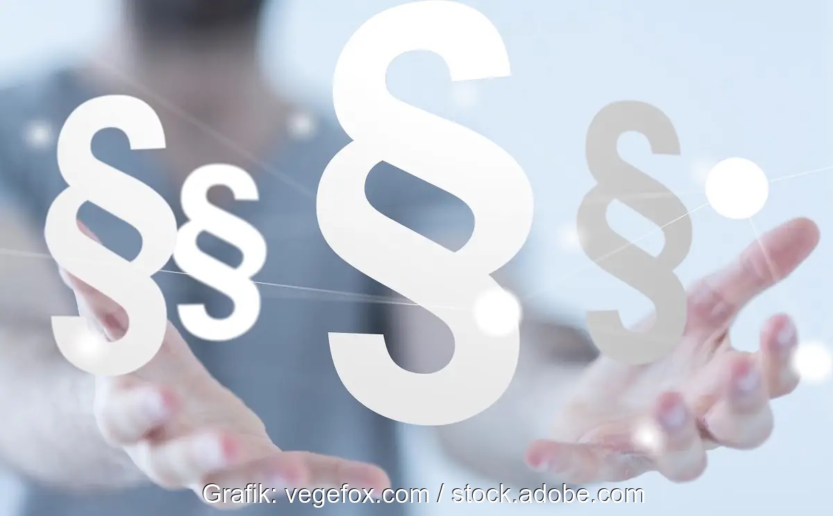 Im Bild zwei Hände mit mehreren Paragrafen als Symbol für die Energierechtsnovelle Strom.