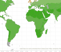 Die Grafik zeigt eine Weltkarte, die zonal unterschiedlich eingefärbt ist und so den CO2-Fußabdruck der Solarfolien von Heliatek illustriert. Die Farbe grün dominiert.