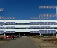 Zu sehen ist eine Amination, die die vertikale Photovoltaik-Anlage mit zweiachsiger Nachführung in Form eines Solarbaums auf einem Parkplatz zeigt.