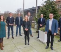 Zu sehen sind Firmenvertreter der Gesellschafter von Hy.kiel mit Oberbürgermeister Ulf Kämpfer. Grüner Wasserstoff soll bald in Kiel getankt werden.