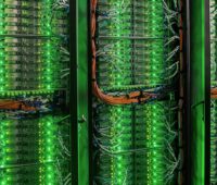 Grün angeleuchtete Schaltelemente in Rechner - das Herz der Wind-Simulation.