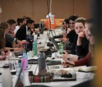 Zu sehen ist das interdisziplinäre Projektteam der Hochschule Biberach, das am internationalen Wettbewerb Solar Decathlon Europe 21 teilnimmt.