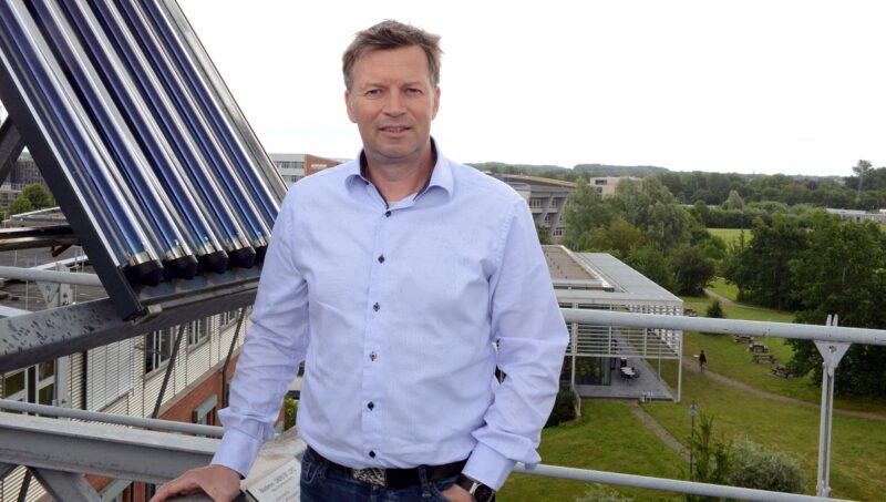 Prof. Dr. Ilja Tuschy von der Hochschule Flensburg hat die politischen Rahmenbedingungen für Wärme aus Sonnenenergie in Fernwärmenetzen untersucht.