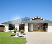 Einfamilienhaus mit Garage und Photovoltaik auf dem Dach.
