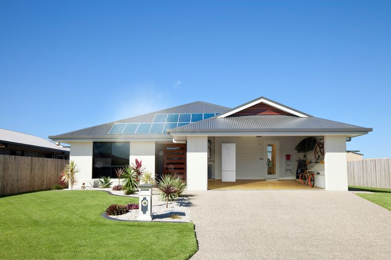 Einfamilienhaus mit Garage und Photovoltaik auf dem Dach.