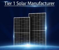 Im Bild sind zwei PV-Module von Huasun mit Heterojunction-Technologie und der Schriftzug Tier-1-Manufacturer zu sehen.