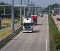 Eine zweispurige Bundesstraße mit Oberleitungen für Hybrid-LkW.