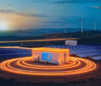 Zu sehen ist ein großer Batteriespeicher der von einer Spirale aus glühenden Kabeln umgeben ist. Die Kabel sind mit einem weitern Kabel aus einem Windpark und Solarpark vebunden.