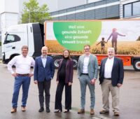 Management von Hylane und Teva vor einem Wasserstoff-LKW.