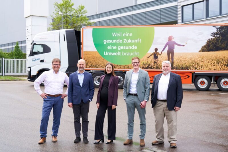 Management von Hylane und Teva vor einem Wasserstoff-LKW.