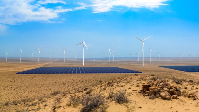 Visualisierung von Photovoltaik und Windenergie in Steppe in Kasachstan, die grünen Wasserstoff erzeugen sollen