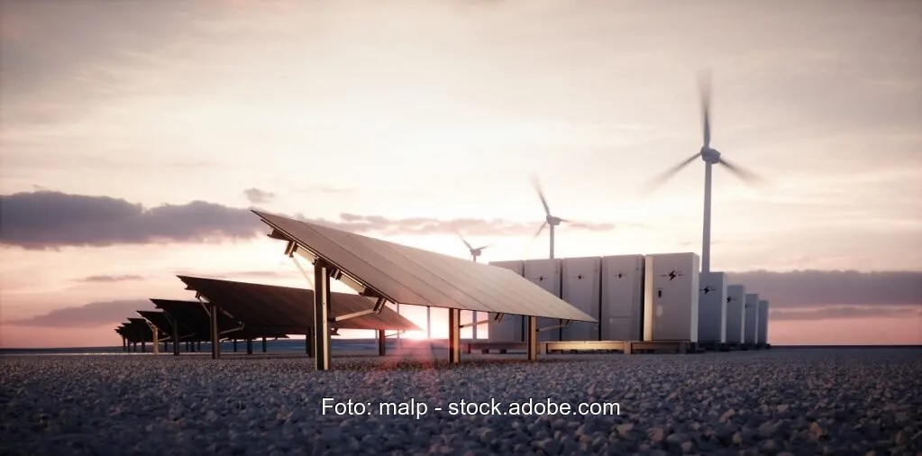 Zu sehen ist eine Montage aus Windkraft und Photovoltaik die symbolisch für die Ökostrom-Förderung steht.