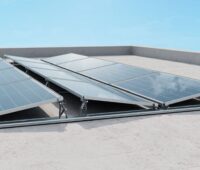 Montagesystem mit PV-Modulen auf einem Flachdach.